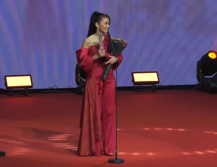 คนวงการลูกทุ่งรวมกันรับรางวัลอย่างล้นหลามในงาน คมชัดลึก ลูกทุ่ง AWARDS 2565 