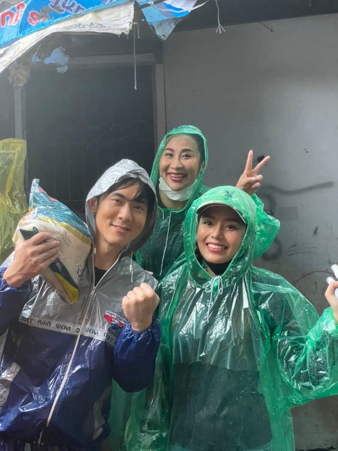 อ๊อฟ ศุภณัฐ ลงพื้นที่ส่งกำลังใจให้ชาวหลักสี่ หลังเจอน้ำท่วม อ๊อฟ ศุภณัฐ ลงพื้นที่ส่งกำลังใจให้ชาวหลักสี่ หลังเจอน้ำท่วม