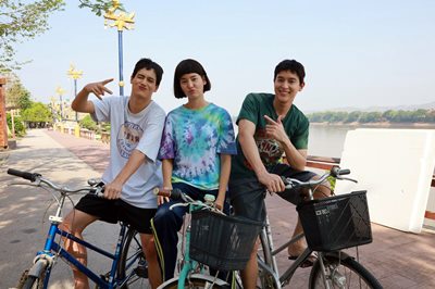 “เจมส์ - โบว์ - ไอซ์” ย้อนวัย 15 อีกครั้ง  ฉากเปิดตัวน่ารักๆ ใน โลกหมุนรอบเธอ