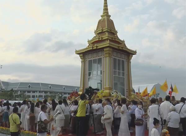 พุทธศาสนิกชนหลั่งไหลกราบสักการะ ‘พระบรมสารีริกธาตุ’ ในวันมาฆบูชา พุทธศาสนิกชนหลั่งไหลกราบสักการะ ‘พระบรมสารีริกธาตุ’ ในวันมาฆบูชา
