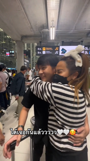 ได้เจอกันแล้ว! ธัญญ่า อาร์สยาม เสิร์ฟโมเมนต์หวาน ไปรับ อาร์โล่ ที่สนามบิน