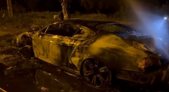 ไฮโซปลาวาฬ ซิ่งรถหรูเสียหลัก ไฟไหม้ทั้งคัน โชคดีหนีทัน