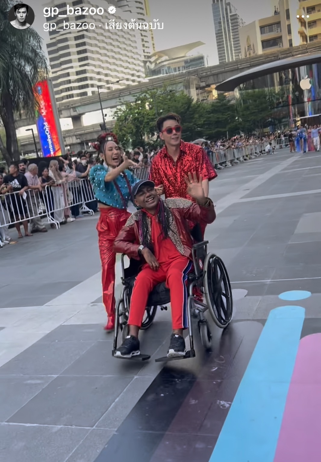 “กำปั้น” อัปเดตอาการ “โจอี้ บาซู” ก่อนขึ้นคอนเสิร์ตอีกครั้ง บอก บาซู ต้องครบ 3 คน “กำปั้น” อัปเดตอาการ “โจอี้ บาซู” ก่อนขึ้นคอนเสิร์ตอีกครั้ง บอก บาซู ต้องครบ 3 คน