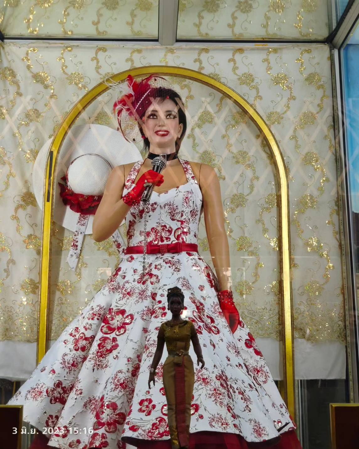 ตื่นเต้นและภูมิใจ ดาว มยุรี ตัดชุดให้ แม่ผึ้ง พุ่มพวง ดวงจันทร์ ครั้งแรก ตื่นเต้นและภูมิใจ ดาว มยุรี ตัดชุดให้ แม่ผึ้ง พุ่มพวง ดวงจันทร์ ครั้งแรก