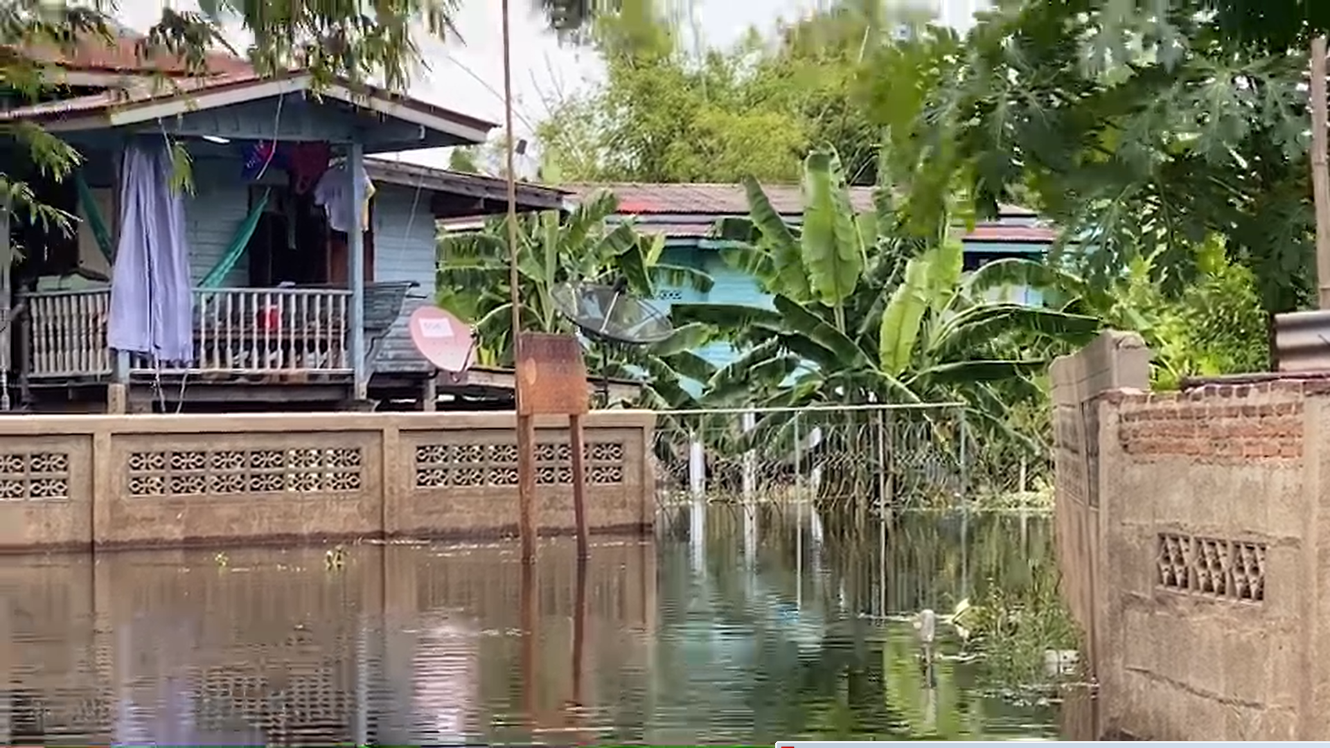 น้ำเหนือมาแล้ว! ชาวบางบาล อยุธยาฯ เร่งขนของขึ้นที่สูงเตรียมรับน้ำท่วม 