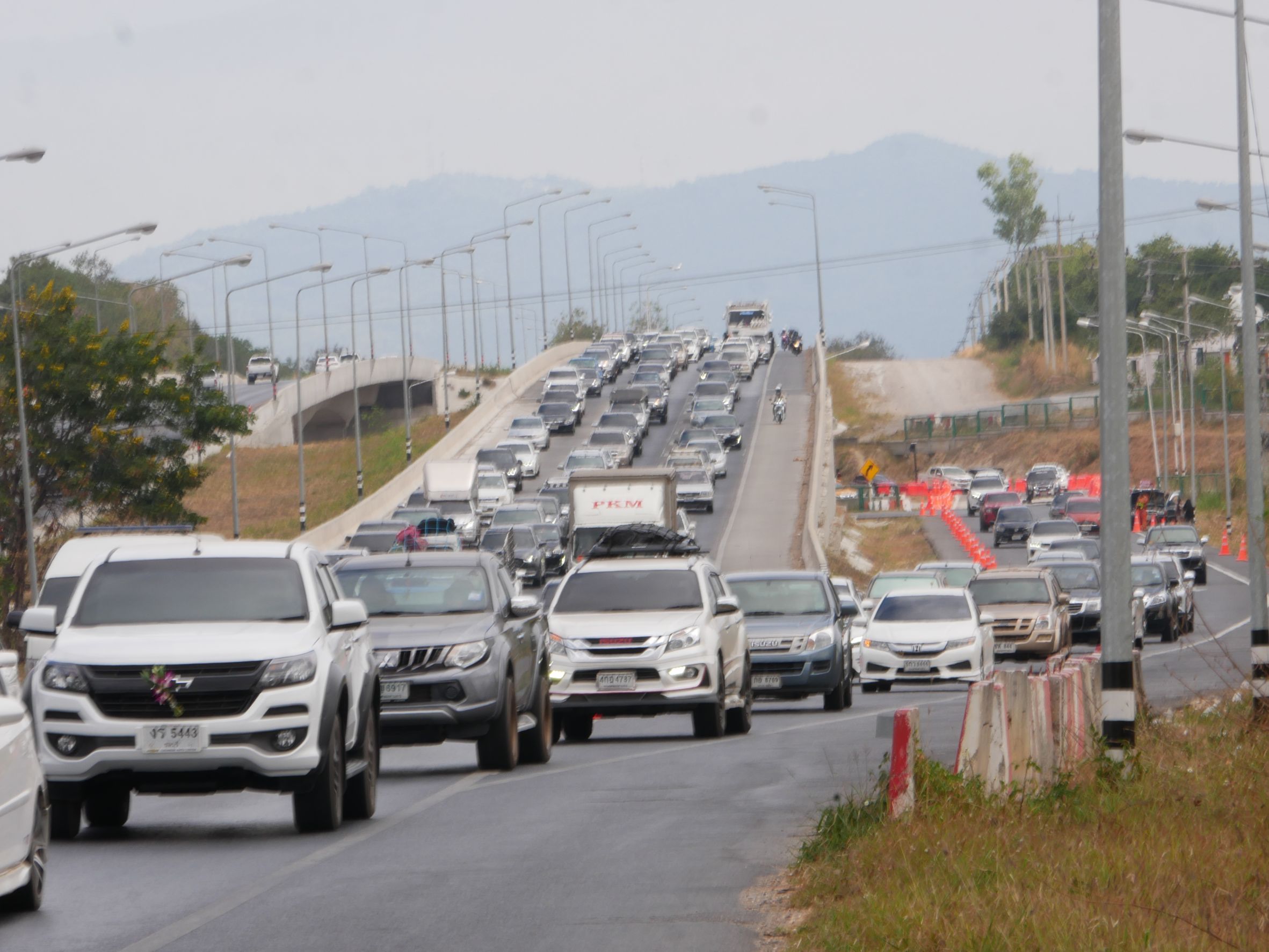 ถนนมิตรภาพทางลงมอเตอร์เวย์ รถติดหนึบยาว 10 กม.