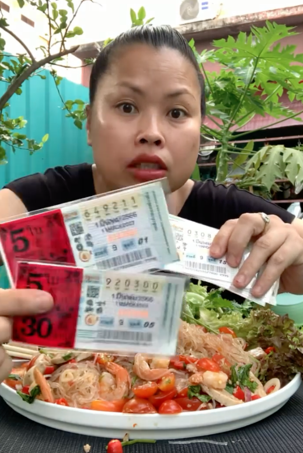 ไวรัลฮา “สาวเจ้ย” ซื้อหวยเฉียดมีเลขเบิ้ลทุกตัวยกเว้น 55 ยอดชมล้านวิว! ไวรัลฮา “สาวเจ้ย” ซื้อหวยเฉียดมีเลขเบิ้ลทุกตัวยกเว้น 55 ยอดชมล้านวิว!