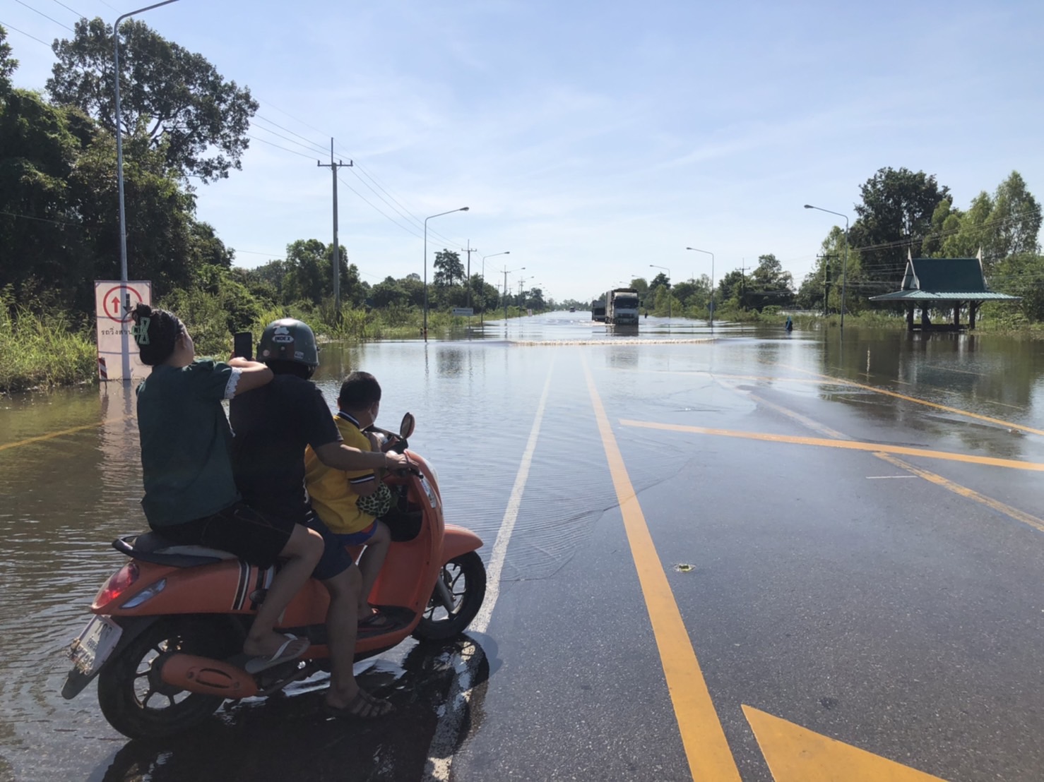 มวลน้ำขยายวงกว้าง! เอ่อท่วมถนนกาฬสินธุ์-ร้อยเอ็ด ทะลักเข้าหลายชุมชน มวลน้ำขยายวงกว้าง! เอ่อท่วมถนนกาฬสินธุ์-ร้อยเอ็ด ทะลักเข้าหลายชุมชน