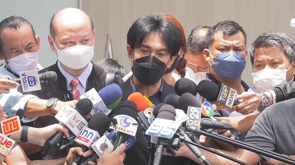 “ต๊ะ บอยสเก๊าท์” แถลงข่าวทั้งน้ำตา ยืนยันไม่เคยเอาชื่อเสียงไปหลอกใคร (มีคลิป) “ต๊ะ บอยสเก๊าท์” แถลงข่าวทั้งน้ำตา ยืนยันไม่เคยเอาชื่อเสียงไปหลอกใคร (มีคลิป)