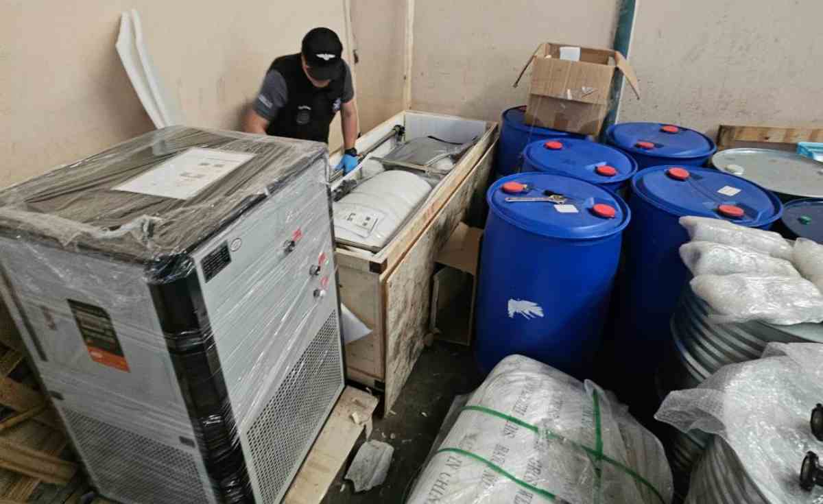 ค้นโกดังยึดสารเคมีผลิตเอโทมีเดทสารอันตรายผสมบุหรี่ไฟฟ้า ค้นโกดังยึดสารเคมีผลิตเอโทมีเดทสารอันตรายผสมบุหรี่ไฟฟ้า