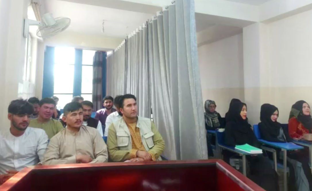 เปิดภาพ นักศึกษาชาย-หญิงอัฟกัน นั่งแยกกันในมหาวิทยาลัยตามคำสั่งตาลีบัน เปิดภาพ นักศึกษาชาย-หญิงอัฟกัน นั่งแยกกันในมหาวิทยาลัยตามคำสั่งตาลีบัน