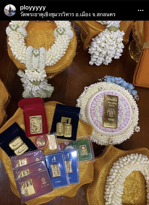 เบลล่า ราณี ถวายทองคำ 103 บาท ปิดทองพระธาตุเชิงชุม