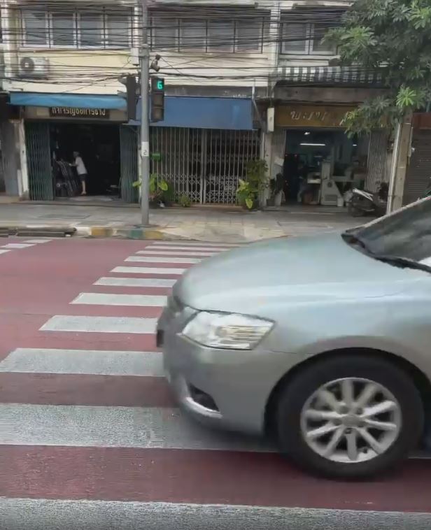 “บอม ธนิน” เผยช็อตหวาดเสียวขณะข้ามทางม้าลาย