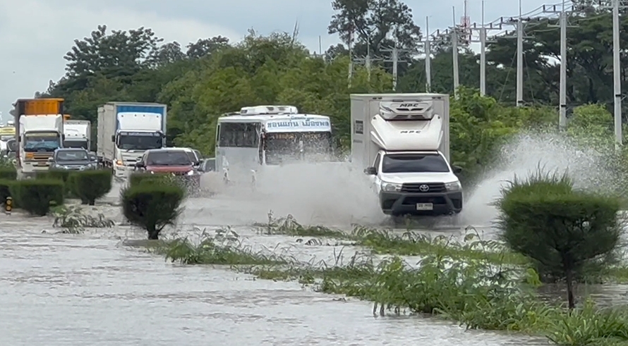 ถ.มิตรภาพ จมน้ำ! หลังเจอฝนตกหนัก รถทัวร์-รถบรรทุก เสียหายหลายคัน ถ.มิตรภาพ จมน้ำ! หลังเจอฝนตกหนัก รถทัวร์-รถบรรทุก เสียหายหลายคัน