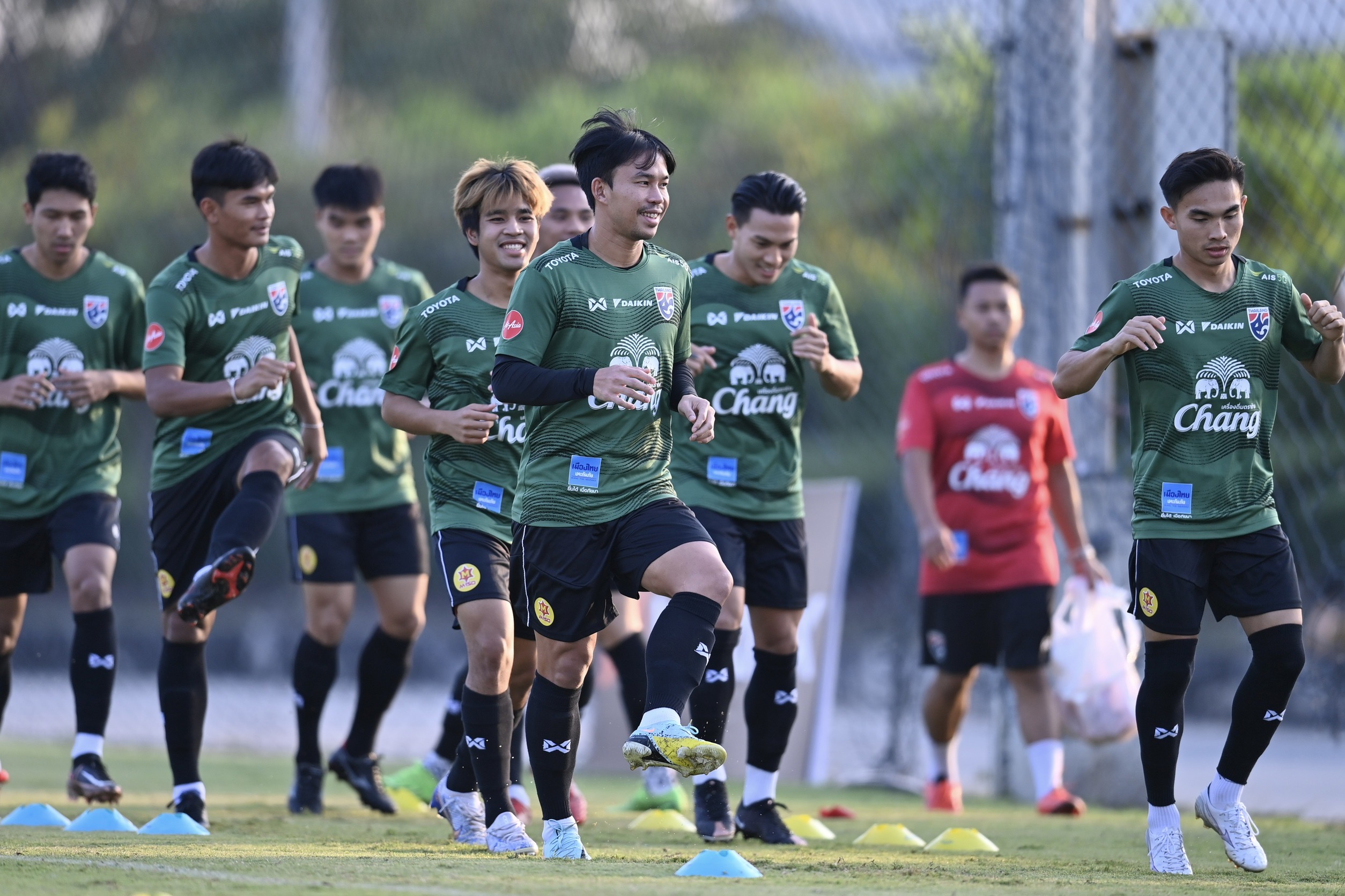 ประมวลภาพ 'ลีซอ ธีรเทพ' เข้าฝึกซ้อมกับทีมชาติไทยเตรียมเล่นนัดอำลา 14 ธ.ค. นี้