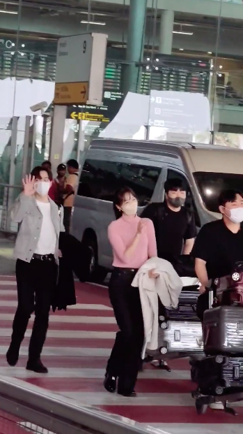 ถึงไทยแล้ว!! 'อีจุนโฮ - ยุนอา' พระนางเกาหลี ลัดฟ้าถ่ายทำซีรีส์ King the Land ในไทย ถึงไทยแล้ว!! 'อีจุนโฮ - ยุนอา' พระนางเกาหลี ลัดฟ้าถ่ายทำซีรีส์ King the Land ในไทย