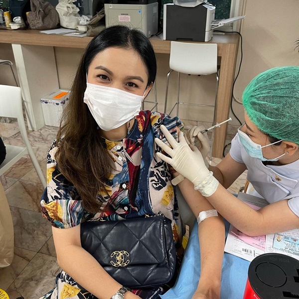 สองนางเอก คนบันเทิง ตบเท้าเข้ารับวัคซีน ป้องกันโควิด-19