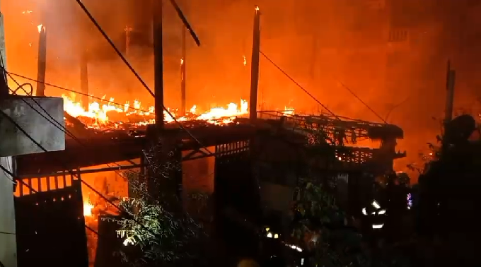 ระทึก! ไฟไหม้ชุมชนในซอยสุขสวัสดิ์ 52 เสียหาย 7 หลัง เจ็บ 3 ราย ระทึก! ไฟไหม้ชุมชนในซอยสุขสวัสดิ์ 52 เสียหาย 7 หลัง เจ็บ 3 ราย