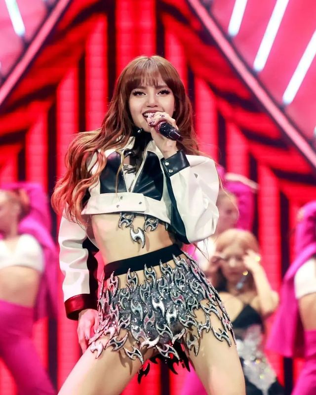 แสนล้านวิว!! 'ลิซ่า’ ทุบสถิติ TikTok ครองเทรนด์โลกต่อเนื่องหลังโชว์เด็ดที่ Coachella แสนล้านวิว!! 'ลิซ่า’ ทุบสถิติ TikTok ครองเทรนด์โลกต่อเนื่องหลังโชว์เด็ดที่ Coachella