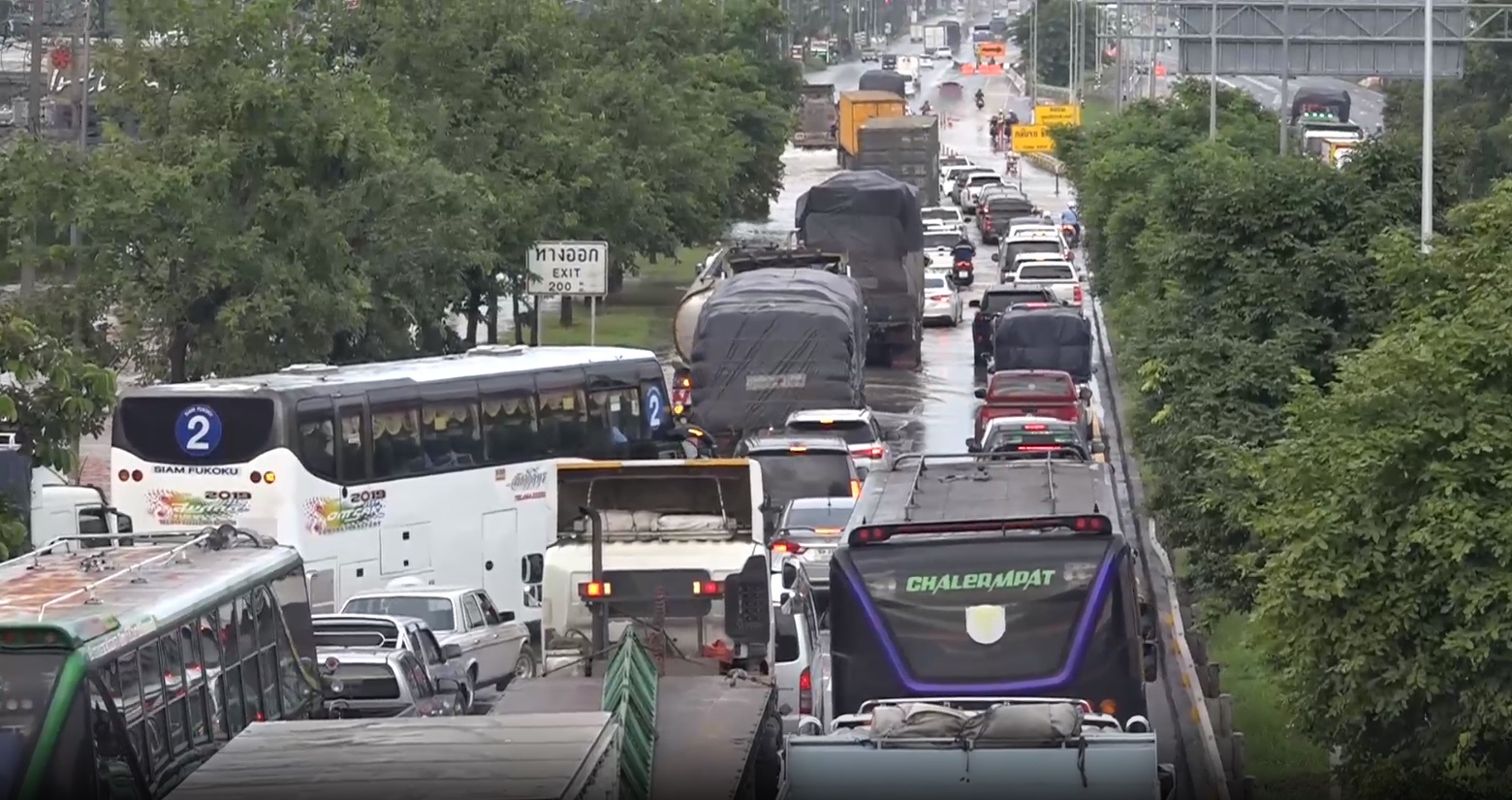 โคราชฝนถล่มหนักตลอด 2 วัน น้ำท่วมถนนมิตรภาพ-จราจรติดขัดทั้ง 2 ฝั่ง