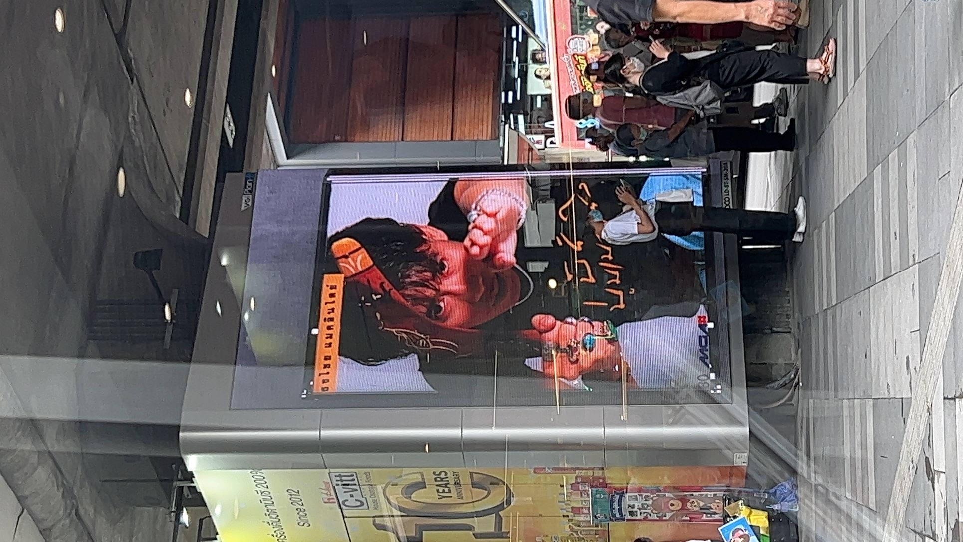  “เบิร์ด ธงไชย” ปรากฏตัวทั่วกรุง ฉลองคอนเสิร์ตกระแสตอบรับดี    