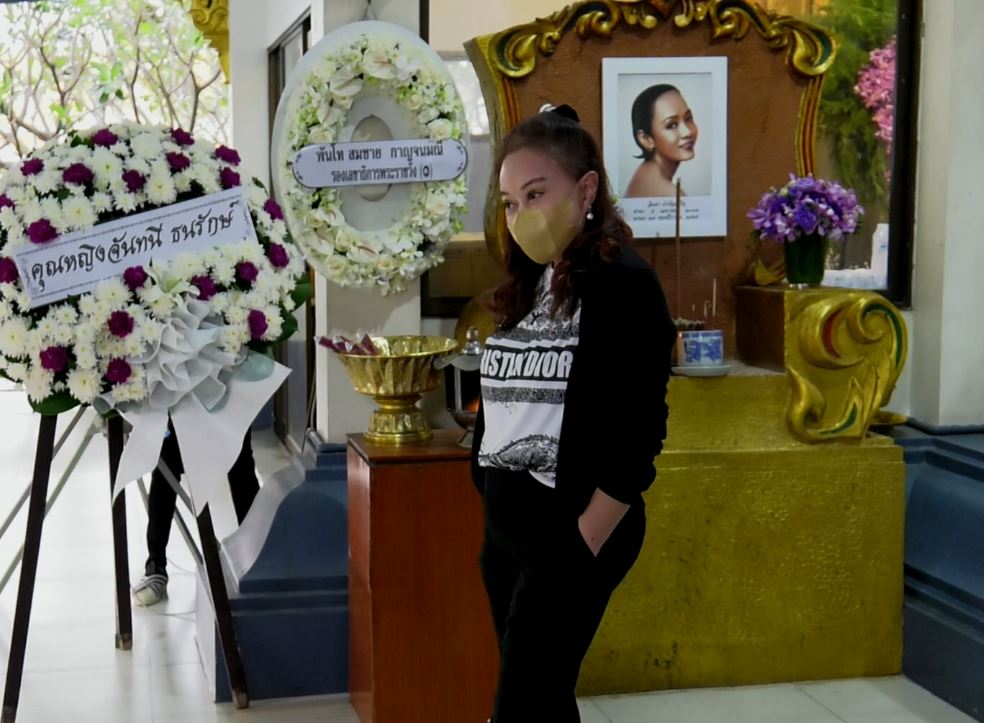 “จิ๊ก เนาวรัตน์” แต่งหน้าให้ “ลินดา” เป็นครั้งสุดท้าย “จิ๊ก เนาวรัตน์” แต่งหน้าให้ “ลินดา” เป็นครั้งสุดท้าย