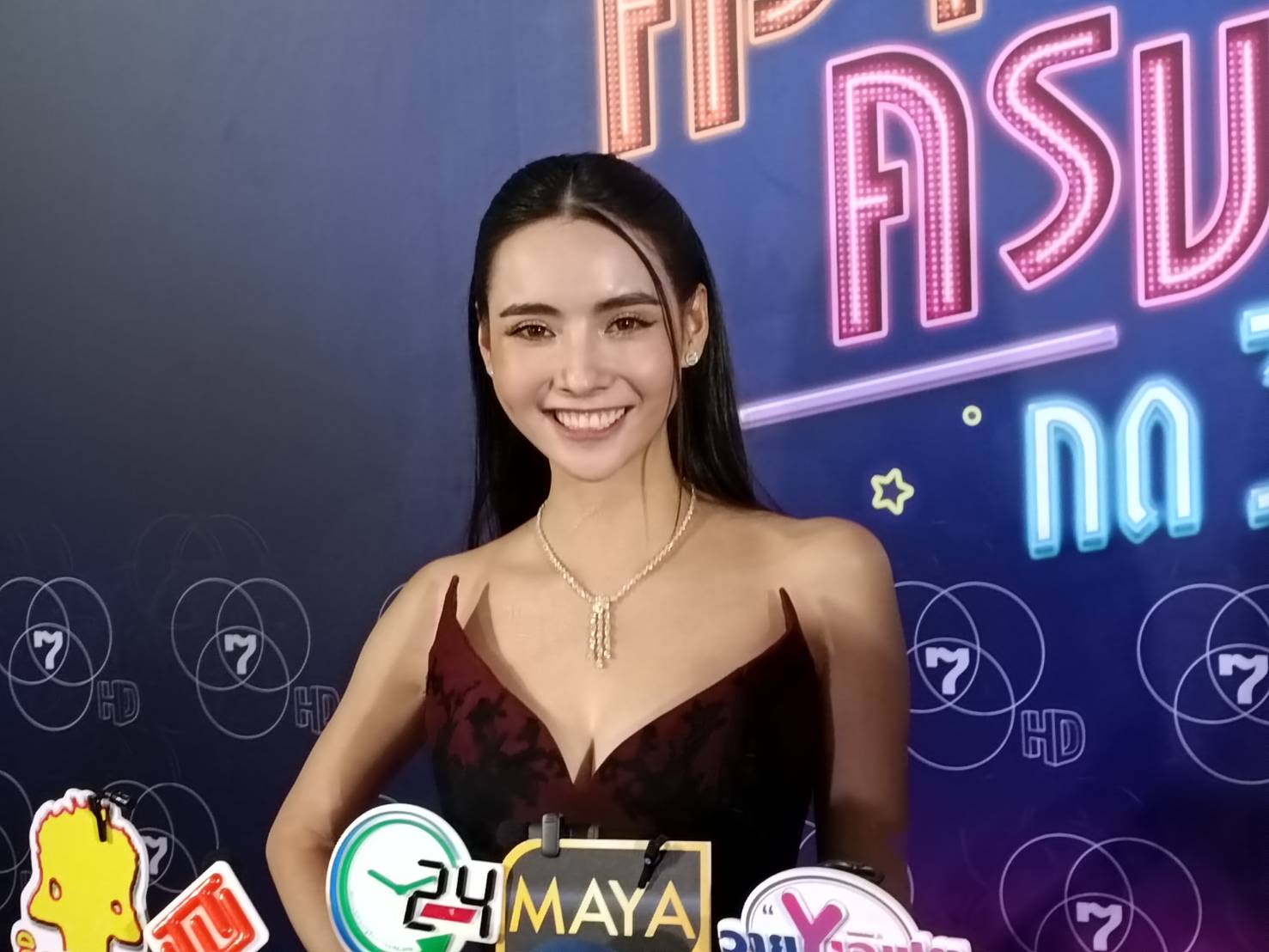 มุกดา เตรียมของขวัญเซอร์ไพรส์ เข้ม ลั่น มีโอกาสจะมอบให้ในงานมิตติ้งแน่นอน มุกดา เตรียมของขวัญเซอร์ไพรส์ เข้ม ลั่น มีโอกาสจะมอบให้ในงานมิตติ้งแน่นอน