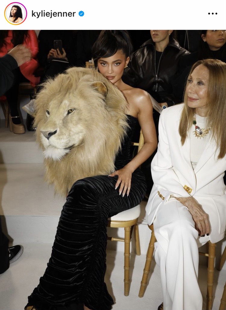 แอนนา-โดจา แคท-ไคลีย์ เจนเนอร์!! แม่เจอแม่ ชมแฟชั่นโชว์โอต์กูตูร์ที่ปารีส แอนนา-โดจา แคท-ไคลีย์ เจนเนอร์!! แม่เจอแม่ ชมแฟชั่นโชว์โอต์กูตูร์ที่ปารีส