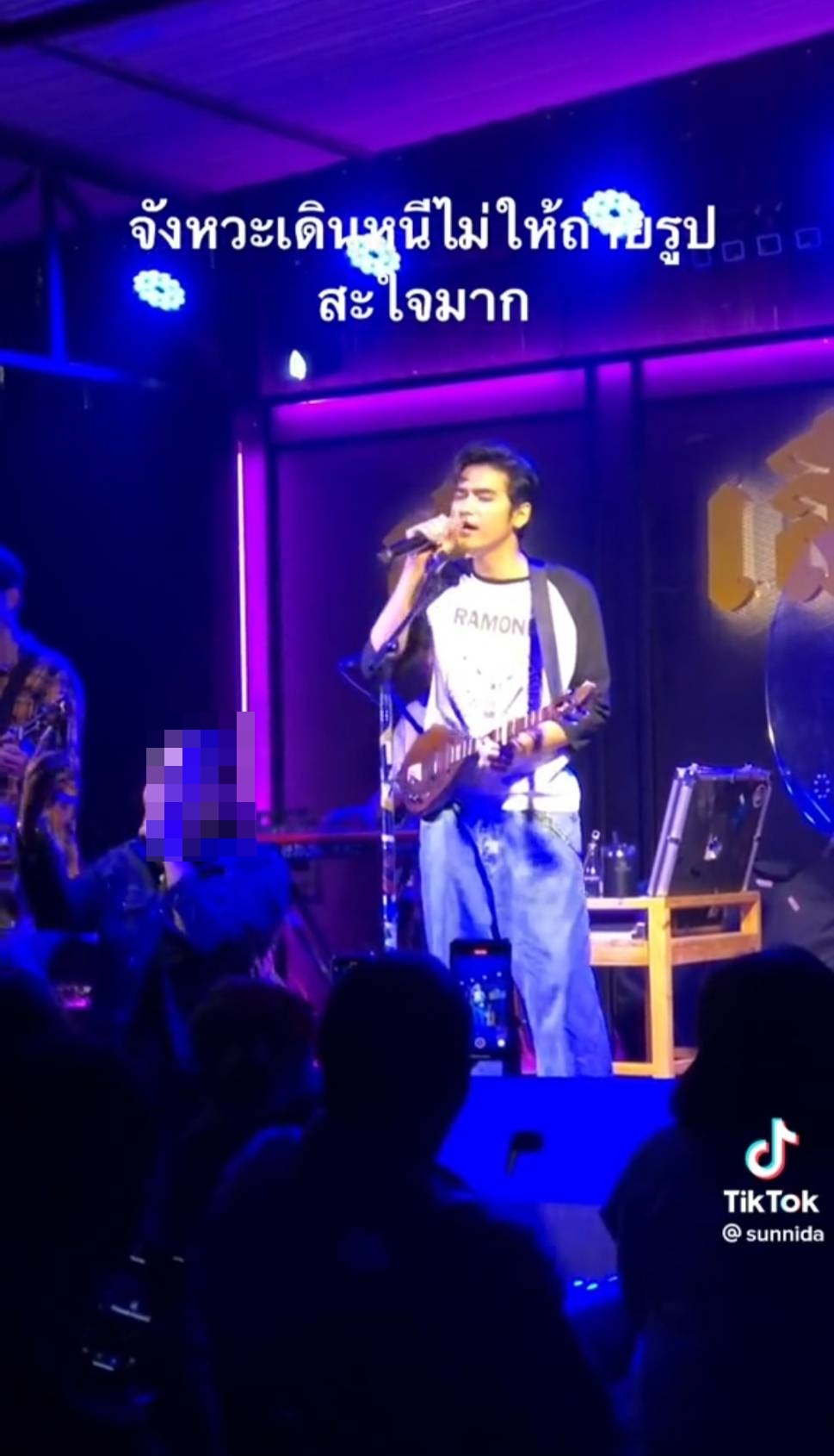บอย พีชเมคเกอร์-ป๋าเต็ด และเพื่อนศิลปินแสดงความเห็น โจอี้ ถูกแฟนเพลงปาเงินใส่หน้า 