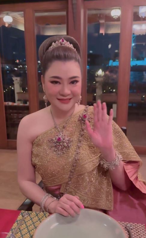 เอ๋ พรทิพย์ ปาร์ตี้วันเกิดในธีมชุดไทย เพื่อนแก๊งนางร้าย จัดใหญ่จัดเต็ม! 