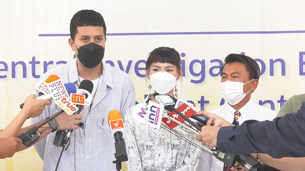 แจ้งความแล้ว “เป้-กร” เอาผิดคนด่าลูกแฝด   (มีคลิป)