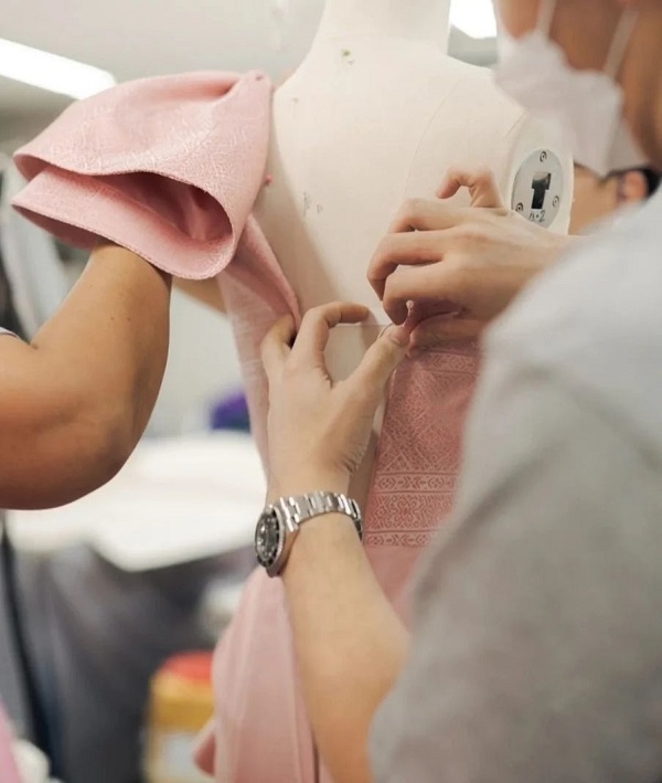 “หมู อาซาว่า” ดีใจ ได้ออกแบบชุดผ้าไทยให้ (G)I-DLE (มีคลิป)