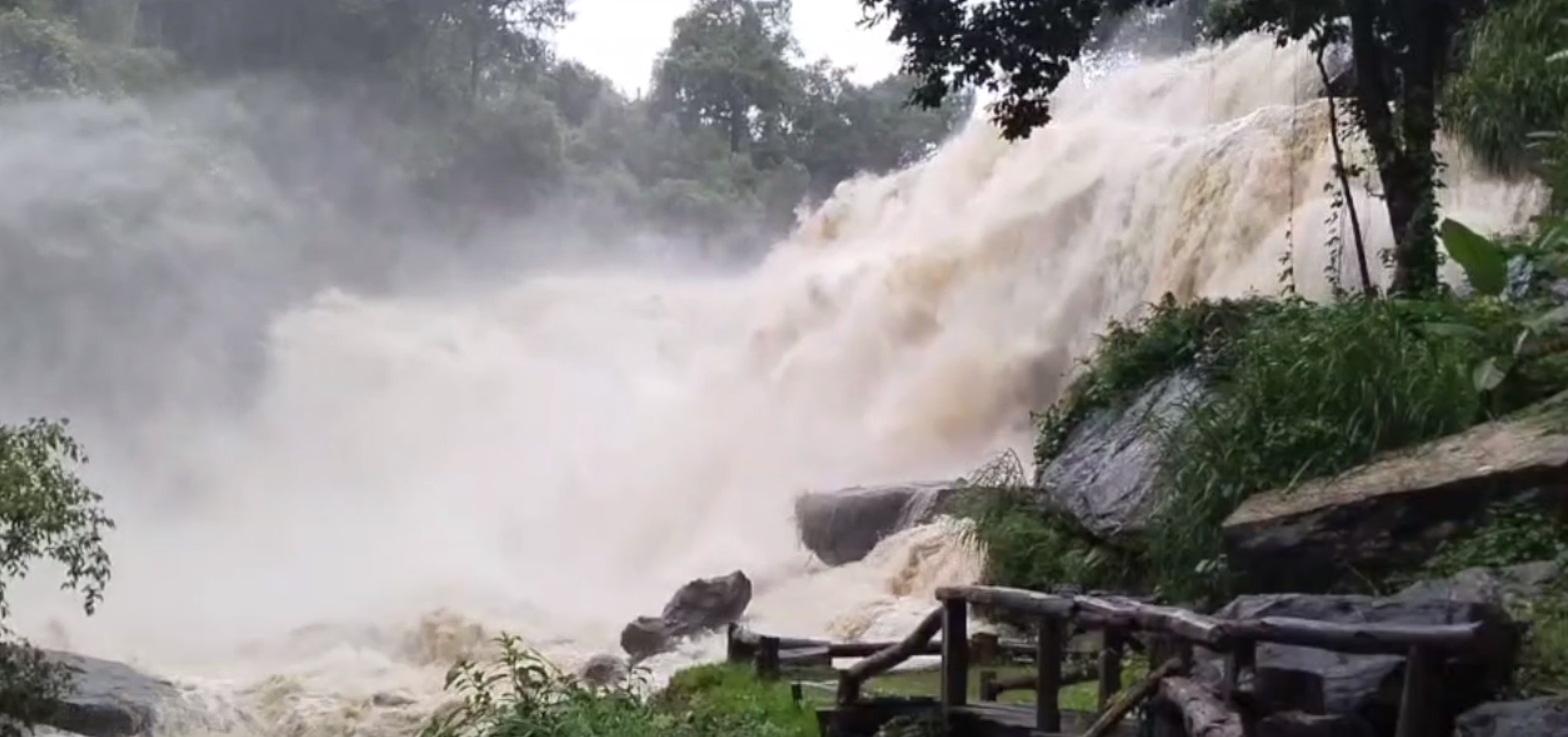 เปิดภาพ! มวลน้ำป่าทะลักท่วมน้ำตกดอยอินทนนท์ หนักสุดในรอบ 10 ปี เปิดภาพ! มวลน้ำป่าทะลักท่วมน้ำตกดอยอินทนนท์ หนักสุดในรอบ 10 ปี