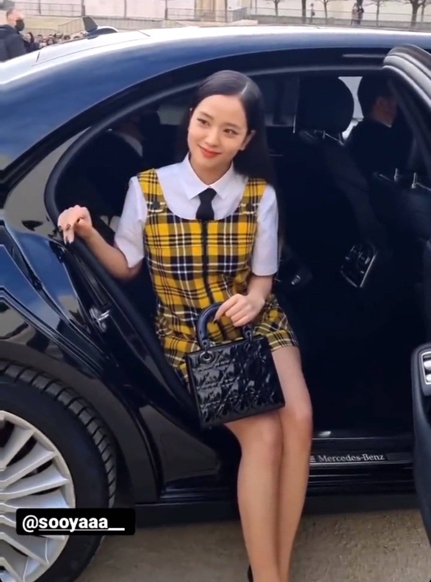 จีซู BLACKPINK สวมเดรสสุดคิ้วท์ร่วมงานแฟชั่นโชว์แบรนด์ Dior ที่ปารีส