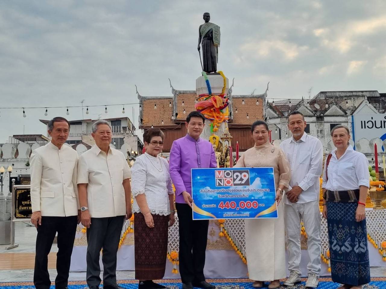 อ๊อฟ พงษ์พัฒน์ - แดง ธัญญา มอบเงินบูรณะประตูชุมพล อ๊อฟ พงษ์พัฒน์ - แดง ธัญญา มอบเงินบูรณะประตูชุมพล