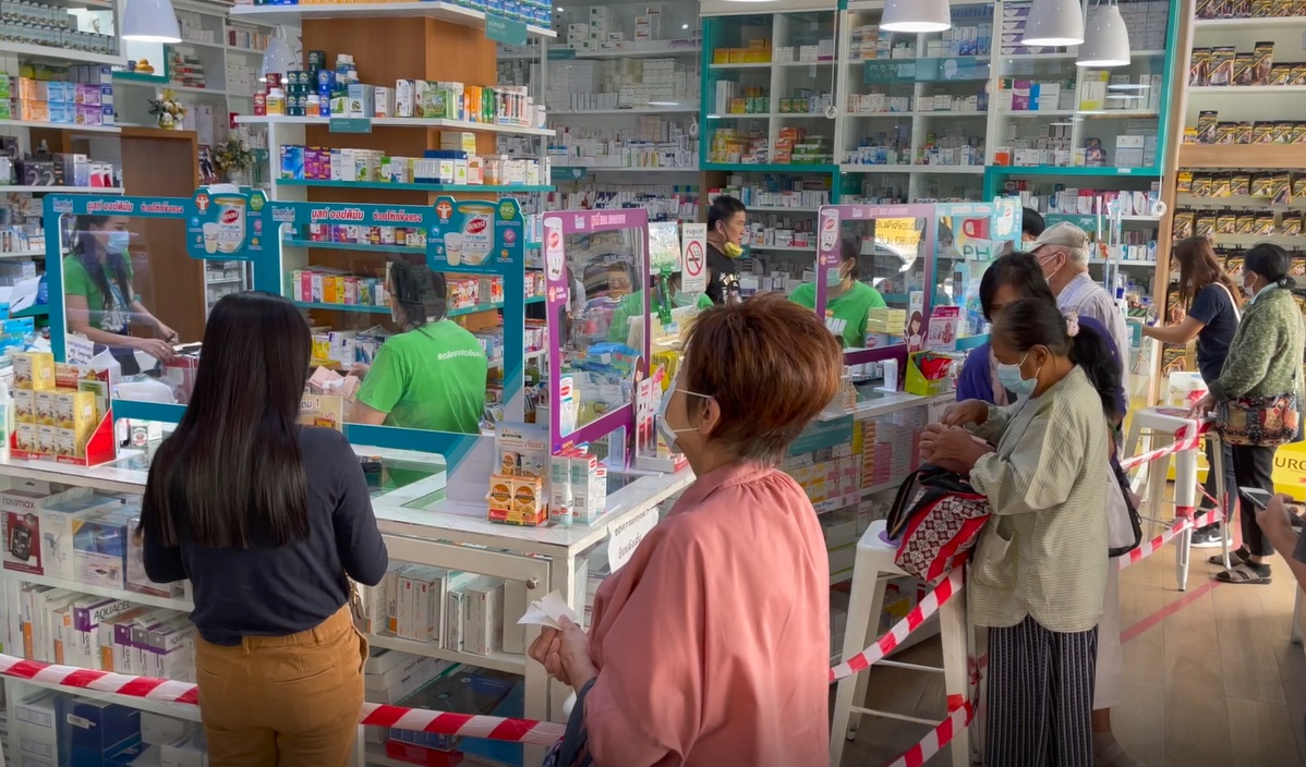 ชาวเชียงใหม่แห่ซื้อ ยาล้างตา - หน้ากาก n95 สู้หมอกควัน ชาวเชียงใหม่แห่ซื้อ ยาล้างตา - หน้ากาก n95 สู้หมอกควัน