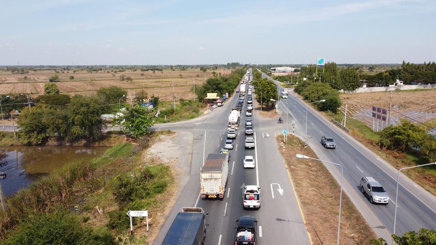 ถนนมิตรภาพ รถแน่น! สัญจรเต็ม 3 ช่องทาง คาดเดินทางสู่อีสานต่อเนื่อง