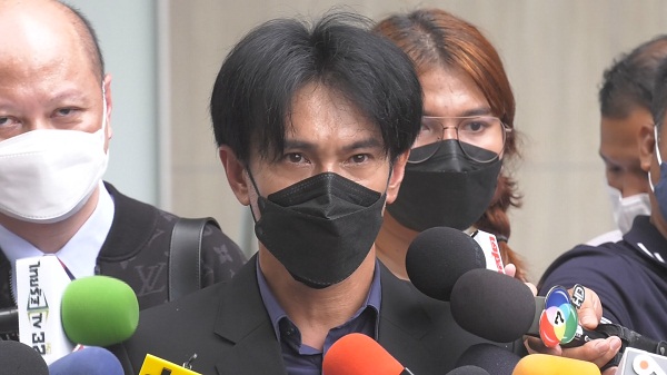 “ต๊ะ บอยสเก๊าท์” แถลงข่าวทั้งน้ำตา ยืนยันไม่เคยเอาชื่อเสียงไปหลอกใคร (มีคลิป) “ต๊ะ บอยสเก๊าท์” แถลงข่าวทั้งน้ำตา ยืนยันไม่เคยเอาชื่อเสียงไปหลอกใคร (มีคลิป)