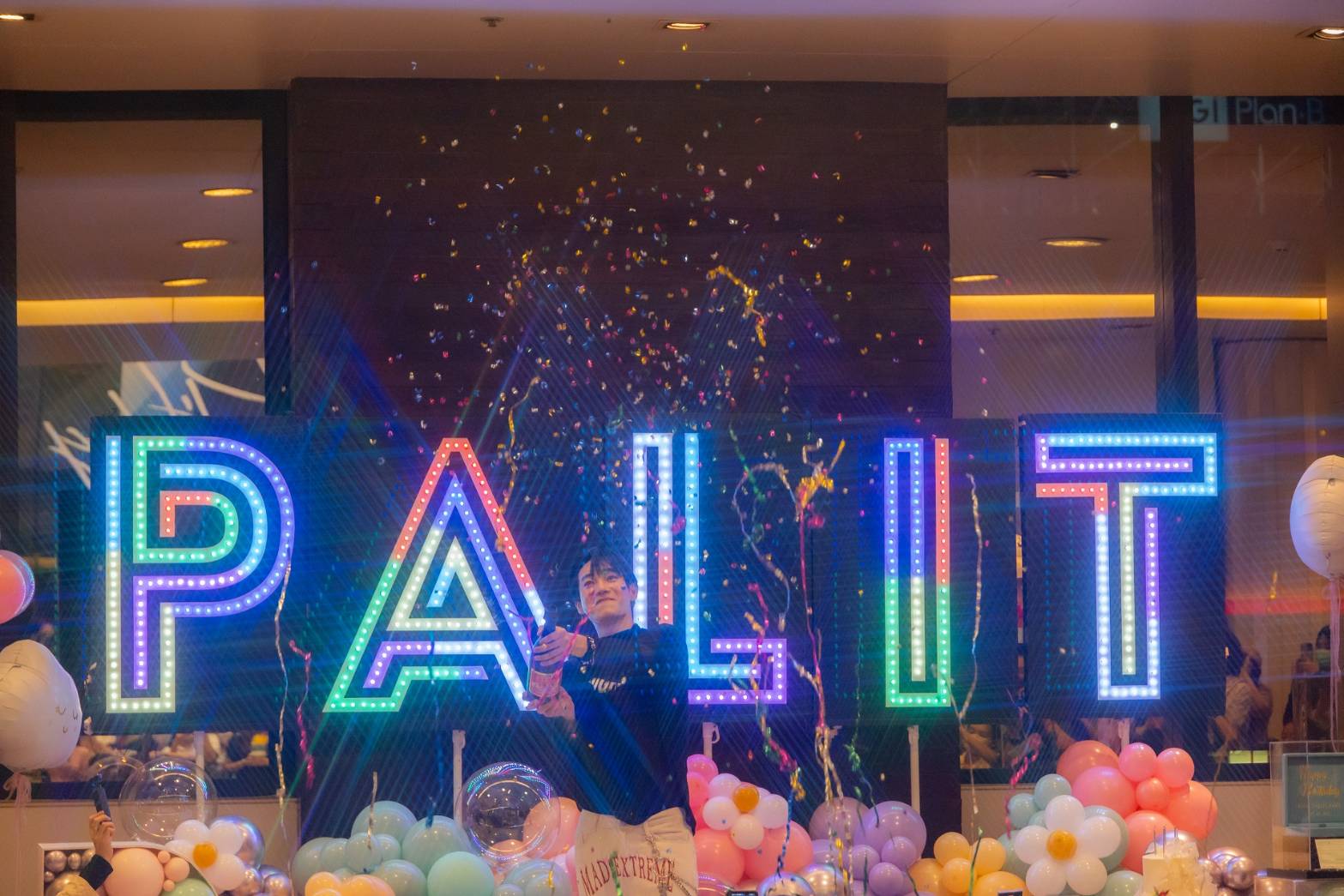 เป๊ก ผลิตโชค กับวันเกิดสุดพิเศษ แฟนคลับรวมตัวอวยพรสุดอลังการ เป๊ก ผลิตโชค กับวันเกิดสุดพิเศษ แฟนคลับรวมตัวอวยพรสุดอลังการ