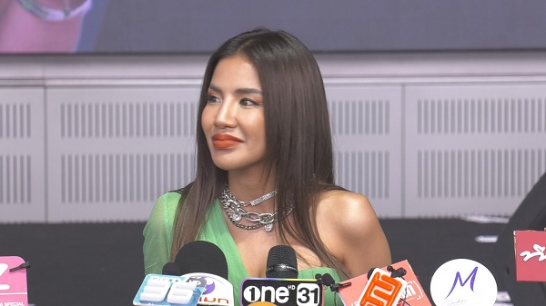 ใบเตย อาร์สยาม ควง UrboyTJ โชว์สุดปัง กับซิงเกิ้ลใหม่ (มีคลิป) ใบเตย อาร์สยาม ควง UrboyTJ โชว์สุดปัง กับซิงเกิ้ลใหม่ (มีคลิป)