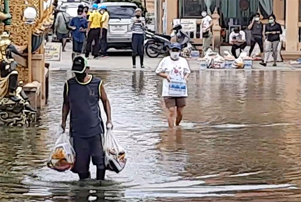 น้ำท่วมนนทบุรีอ่วม! ระดับน้ำขึ้นสูงขึ้นอย่างต่อเนื่องเร่งเสริมกระสอบทราย น้ำท่วมนนทบุรีอ่วม! ระดับน้ำขึ้นสูงขึ้นอย่างต่อเนื่องเร่งเสริมกระสอบทราย