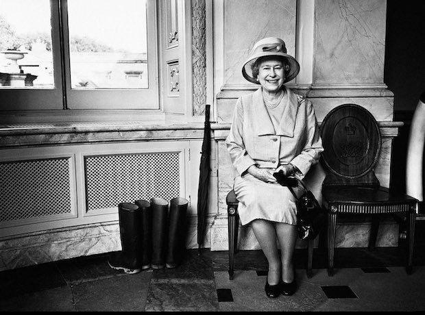 พระฉายาลักษณ์ 'ควีนเอลิซาเบธที่ 2’ ที่ร็อคเกอร์ ‘ไบรอัน อดัมส์’ ลั่นชัตเตอร์