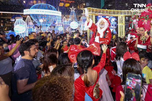 เอาใจเด็กวันคริสต์มาส ลุงซานต้าโผล่สร้างสีสันใจกลางเมือง