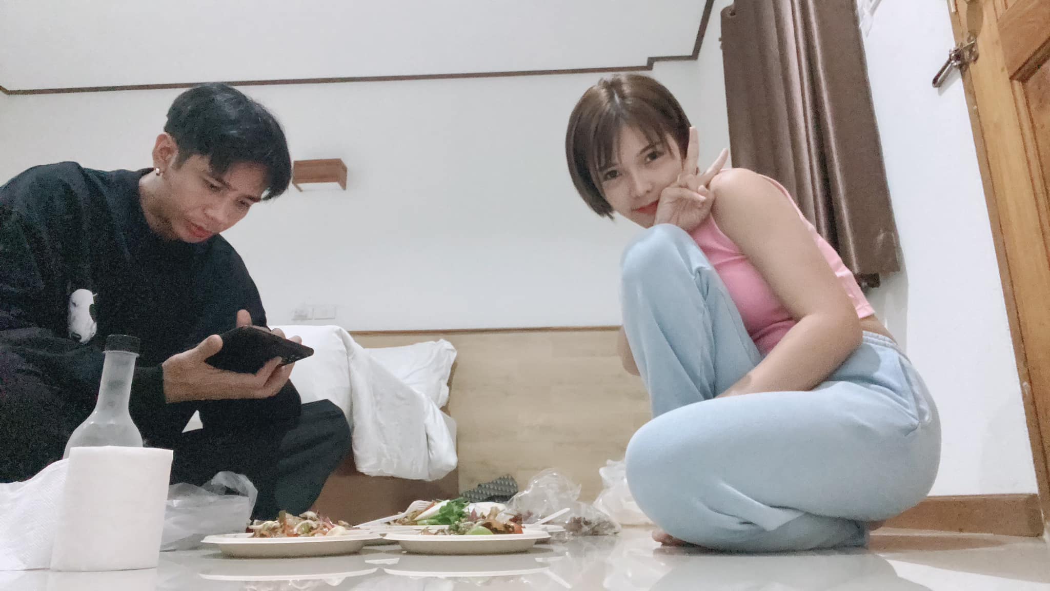 ภรรยาสาว ก้อง ห้วยไร่ โพสต์เตือนแฟนคลับหลังสามีโดนขอถ่ายรูประหว่างเข้าห้องน้ำ ภรรยาสาว ก้อง ห้วยไร่ โพสต์เตือนแฟนคลับหลังสามีโดนขอถ่ายรูประหว่างเข้าห้องน้ำ