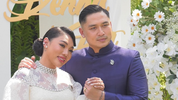 ดา -เดนนิส ควงคู่ เข้าพิธีหมั้นสุดอบอุ่น   (มีคลิป)