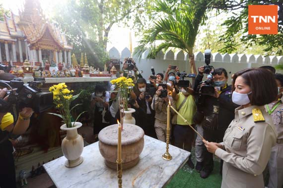 สักการะสิ่งศักดิ์สิทธิ์ก่อนเข้าทำงานวันแรก