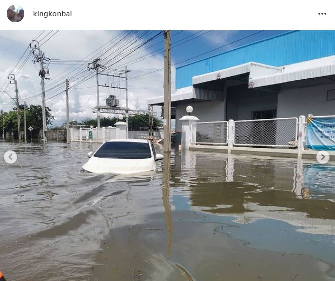 คิง ก่อนบ่าย ช่วยน้ำท่วมบางปู พร้อมมอบข้าวให้อาสา