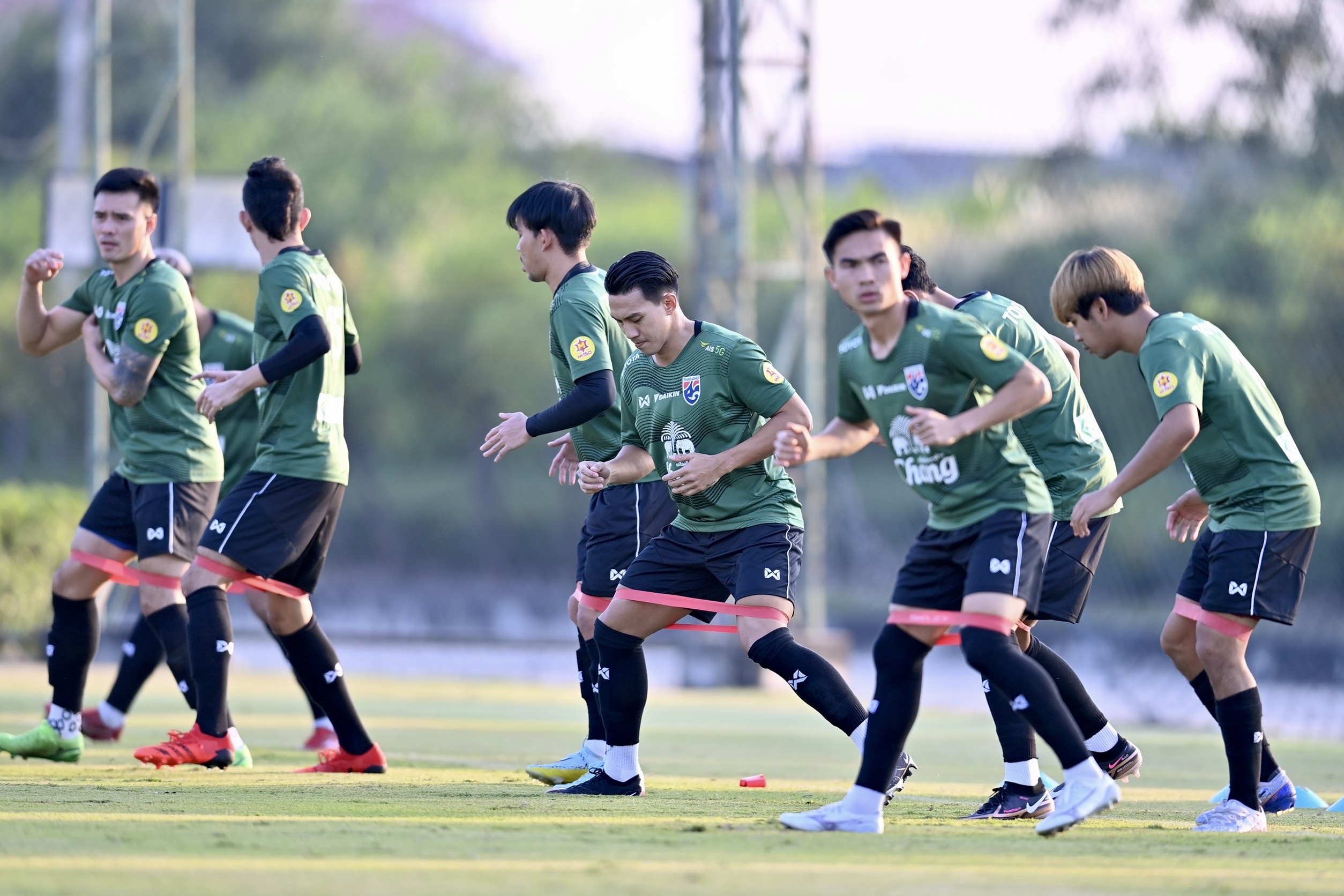 ประมวลภาพ 'ลีซอ ธีรเทพ' เข้าฝึกซ้อมกับทีมชาติไทยเตรียมเล่นนัดอำลา 14 ธ.ค. นี้