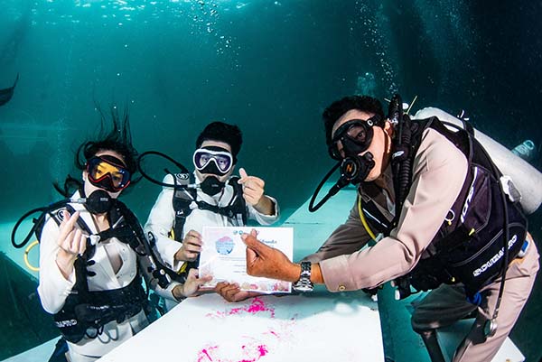 วันวาเลนไทน์ 2567 ตรังสมรสเลื่องชื่อ ‘วิวาห์ใต้สมุทร’ ท้องทะเลเป็นพยาน วันวาเลนไทน์ 2567 ตรังสมรสเลื่องชื่อ ‘วิวาห์ใต้สมุทร’ ท้องทะเลเป็นพยาน