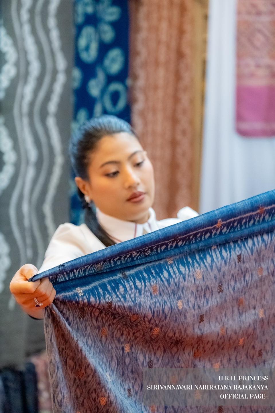 เจ้าฟ้าสิริวัณณวรี เสด็จไปทอดพระเนตรการจัดแสดงและจำหน่ายผลิตภัณฑ์ผ้าและงานหัตกรรมภาคกลาง เจ้าฟ้าสิริวัณณวรี เสด็จไปทอดพระเนตรการจัดแสดงและจำหน่ายผลิตภัณฑ์ผ้าและงานหัตกรรมภาคกลาง